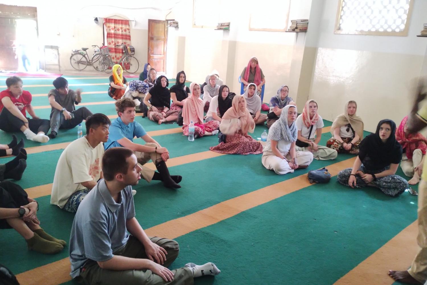 在坦桑尼亚桑给巴尔，学生们与穆斯林社区领袖进行对话.